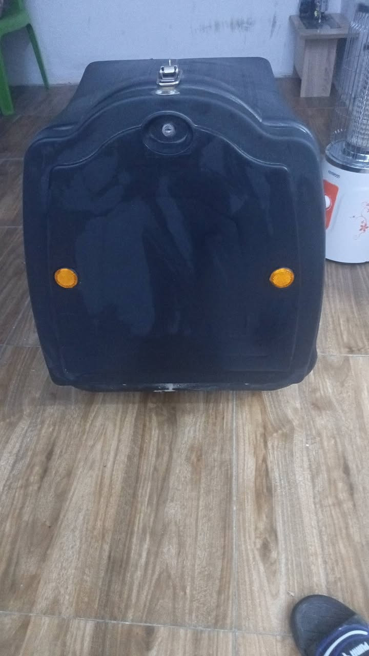 صندوق دلفري للبيع أخو الجديد مستعمل  شهر واحد بس داخله نضيف حيللل طابقين السعر قيم وخذ بما يرضي الله ***********
