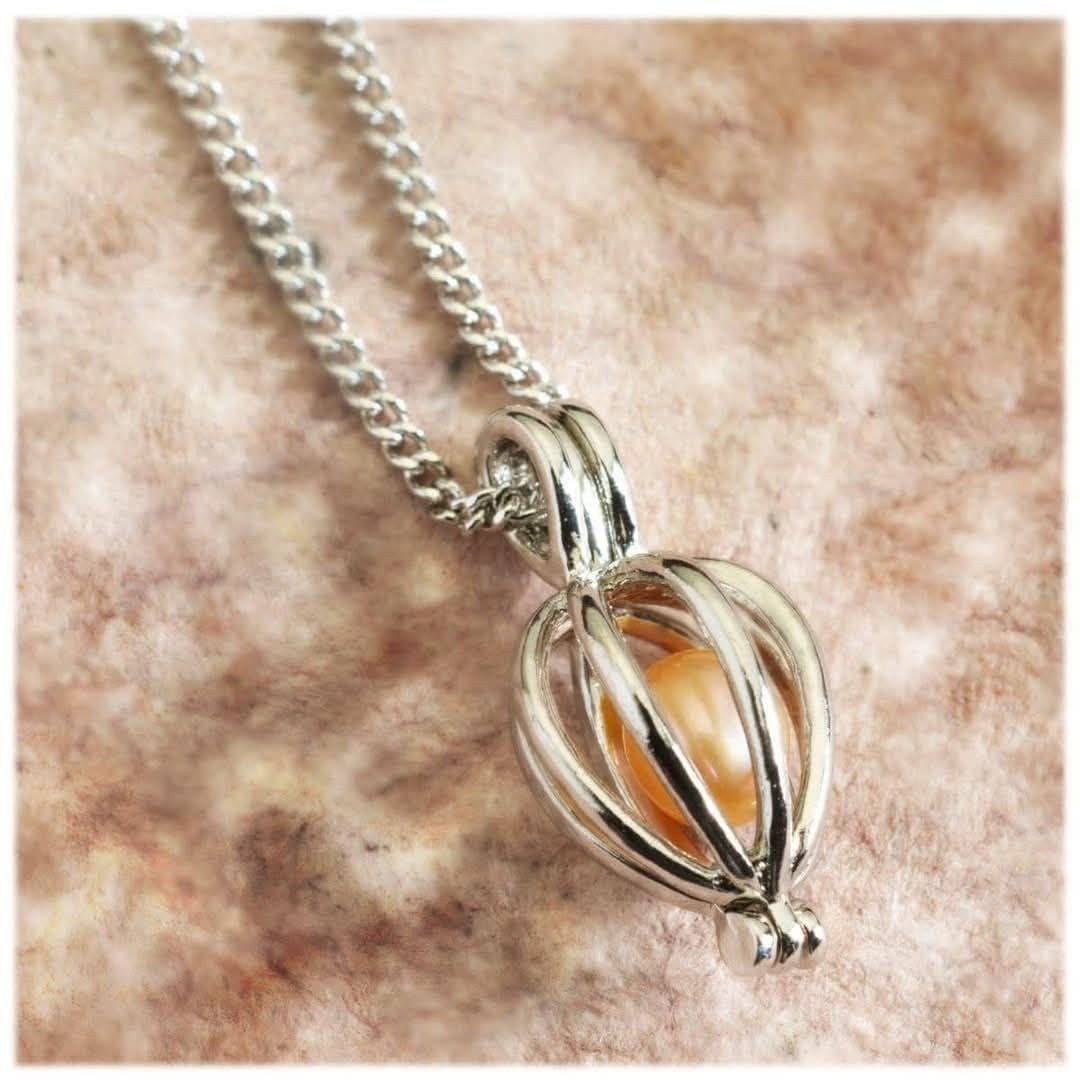 #قلادة اللؤلؤة محار طبيعي وليس صناعي 🦪🌟
قلادة اللؤلؤة الطبيعية أهدي من تحب هدية مختلفة من الطبيعة 100% ✔️🦪

حاير بختارك لهدية ؟ وتريد شي غريب ؟ 
لتحير وية قلادة اللؤلؤة 🦪😍

الحلو البيها انو أنت تستخرج اللؤلؤة بيدك فكرة تجنن 😍

عبارة عن علبة بدخلها محارة بداخل المحارة لؤلؤة 🐚🦪🦪
بعد مطلعون اللؤلؤة من المحارة
تخلوها بداخل القلادة 🐚🤍

بكج متكون من محارة حقيقة مستخرجة من البحار بداخلهة لؤلؤة + قلادة 🦪🤩🐚

هدية روعة تهديها🦪 لمن تحب 🤭😍♥️

السعر البكج كامل 12 الاف فقط 😊


**إذا كنت صاحب هذا الإعلان وتريد حذفه لأي سبب، رجاءا أرسل رسالة إلى الدعم الفني**