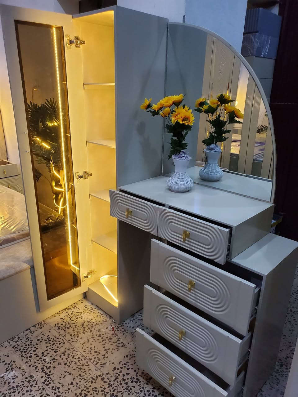 غرفة نوم ملكي آخر اصدار
 فاخره جدا،2027،تصميم كلاسيكي✨
عمل رقم ١ مفصلات هيدروليك✅
مدهونه من الداخل والخارج☑️
أحدث التصاميم التركيه
 الملكيه وأقوى انواع الخشب
 الماليزي ابو تاج kts✅ 
#للحجز_والطلب_771602271
تتكون الغرفه من 7 قطع :
1.الدولاب 6 فتحات أبواب
تفصول داخلي رهيب جدا جدا
والقاعد على ٣ ادراج سحاب
 بيرنج فخاااامه جدا
 معى ضمانه ١٠ سنوات☑️
2- السرير مقاس كبير 180×190
3. التسريحه الهيكل الداخلي 
مع إضافة صندوق طويل على
 باب زجاج فخامة جدا جدا 
4.كرسي التسريحه فخامه
5.كمدينو درجين ودرج
 اكسسوارات  جهة اليمين 
6.كمدينو جهة الشمال نفس
مع الاضائه التي تتكون من ٣
 الوان هادئه تبعث لك السعادة والاطمئنان 
7.كرسي الاريكه على مفصلات
 مخفيه وداخلها خزنه سريه☑️
#السعر_360_الف
#للحجز_والطلب_771602271


**إذا كنت صاحب هذا الإعلان وتريد حذفه لأي سبب، رجاءا أرسل رسالة إلى الدعم الفني**