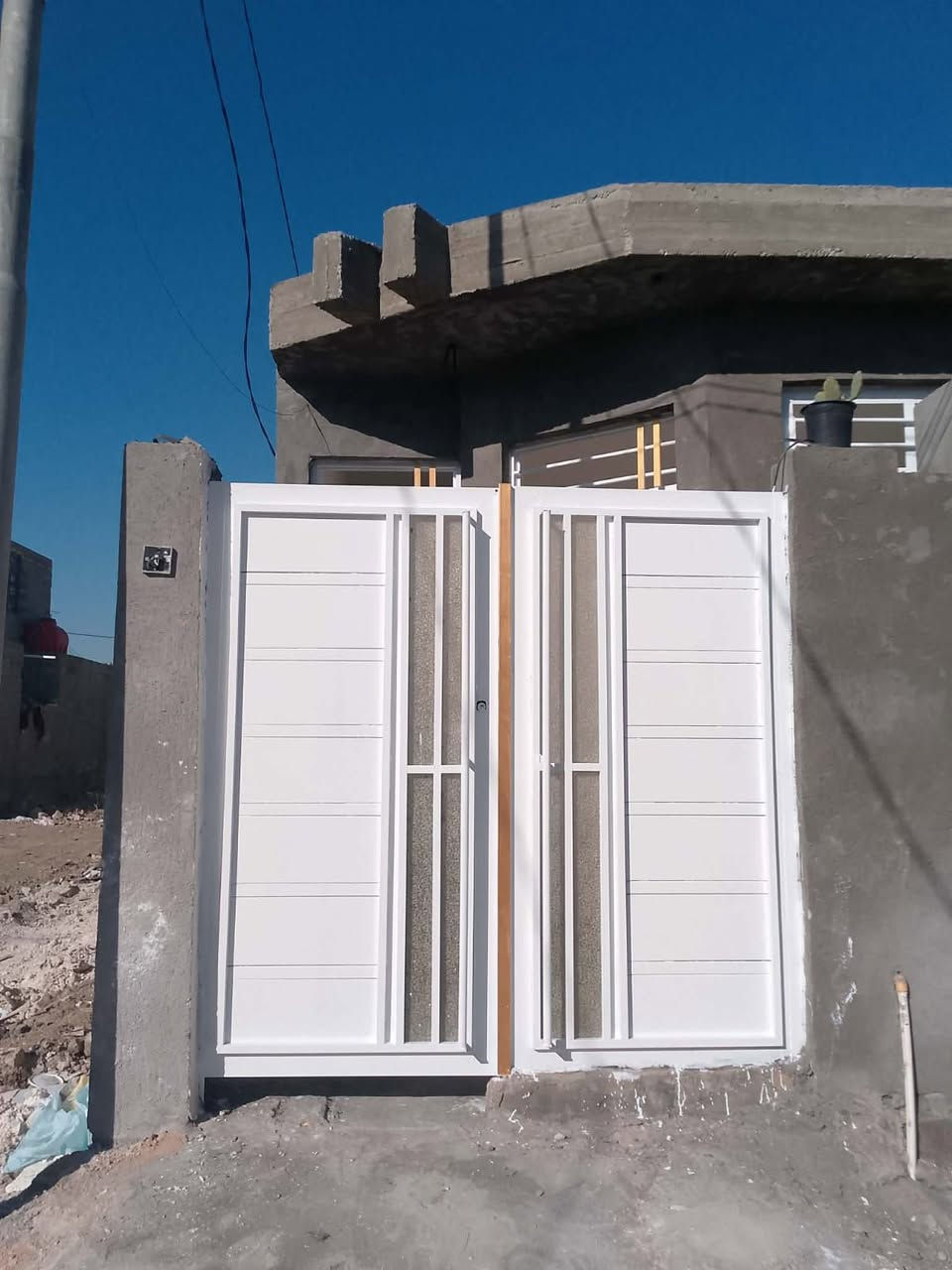السلام عليكم بيت مساحه 100طابو سند 25 مكان ابو غرق حي هيثم الجبوري كهرباء ماء تبليط خدمات كامله للاستفسار الاتصال او مرسله صفحه ***********//
***********واتساب
