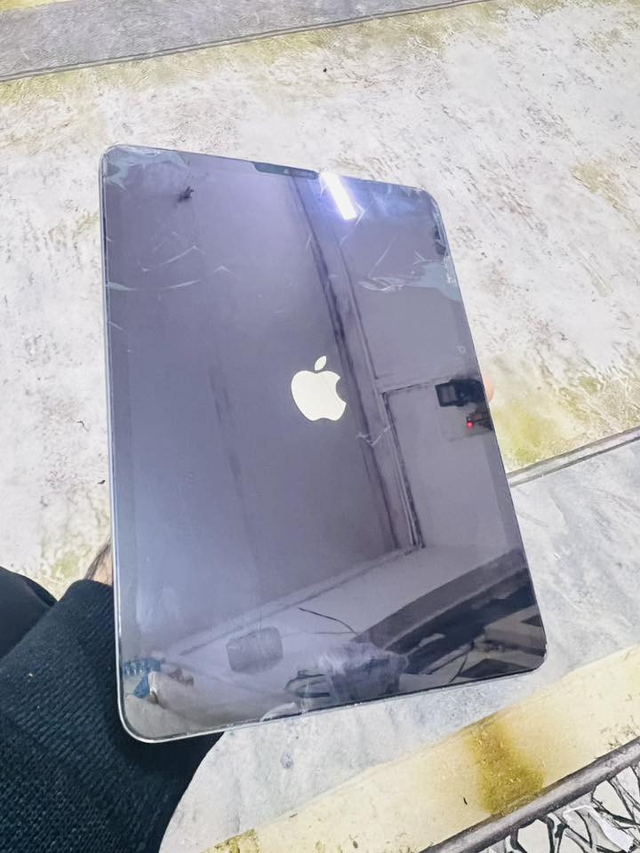 ايباد برو جيل 2.   كسر بل شاشه بس ما مثر على المس رقمي ***********
