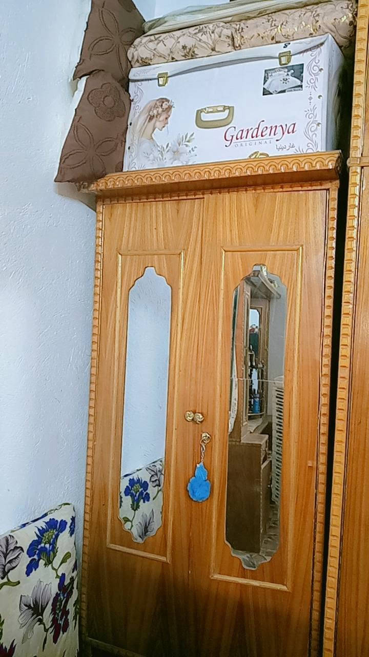 السلام عليكم الغرفة اخت الجديده  سعرها 900 وبيها مجال حك الجية  الثلاجة مصار شهر من اخذتهاسعرها 400 بيها مجال حك الجية الرقم واتساب *********** بيع مستعجل جدا
