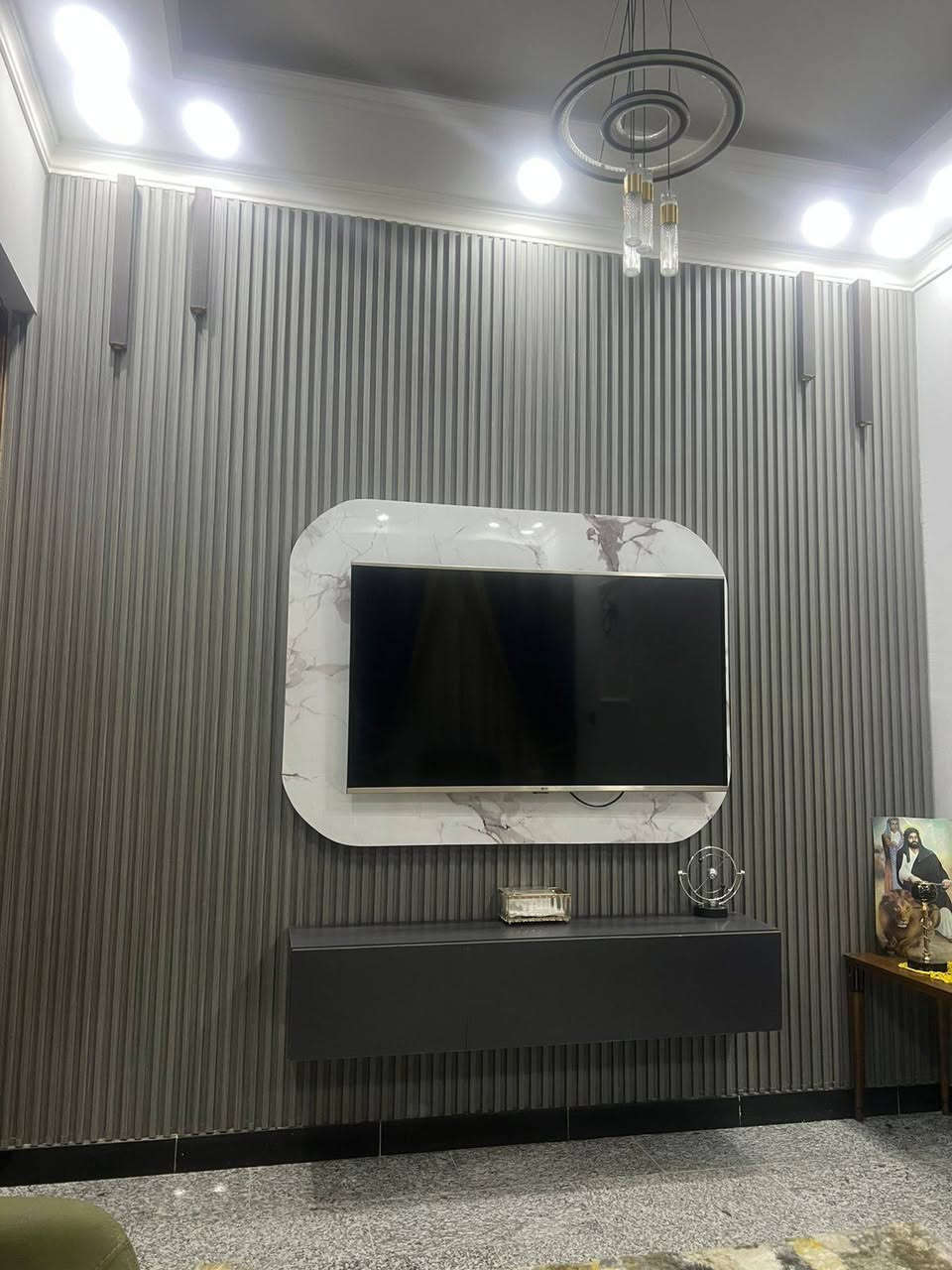 السلام عليكم للبيع مساحة 140 متر زراعي شارع المستشفى الجديد الفضيلية العام منطقة حلوة ومرتبة. بيت درجة اولى بناء 2025 طابق ونص فول كراج سيارة وحمام خارجي ا
استقبال كبيرة
صالون
مطبخ 
حمام داخلي 
ترك 
غرفة نوم ارضي 
صالة فوك 
غرفة وحمام فوك سويت 
صطحين كامل البيت 
*********** السعر 110 وبي مجال 
المنطقة زراعي بس مكاتبة عندي
