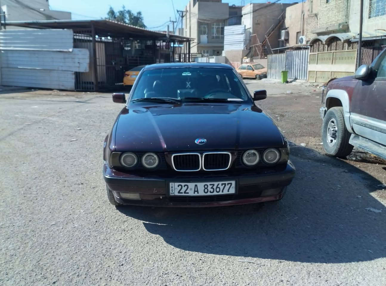 سياره بي ام حجم 5025 فول اوتوماتيك داخل جلد مصبوغه للجماليه تبريد شغال موديل 91 شمالي رقم انكليزي سعر 85 وبيه مجال***********
