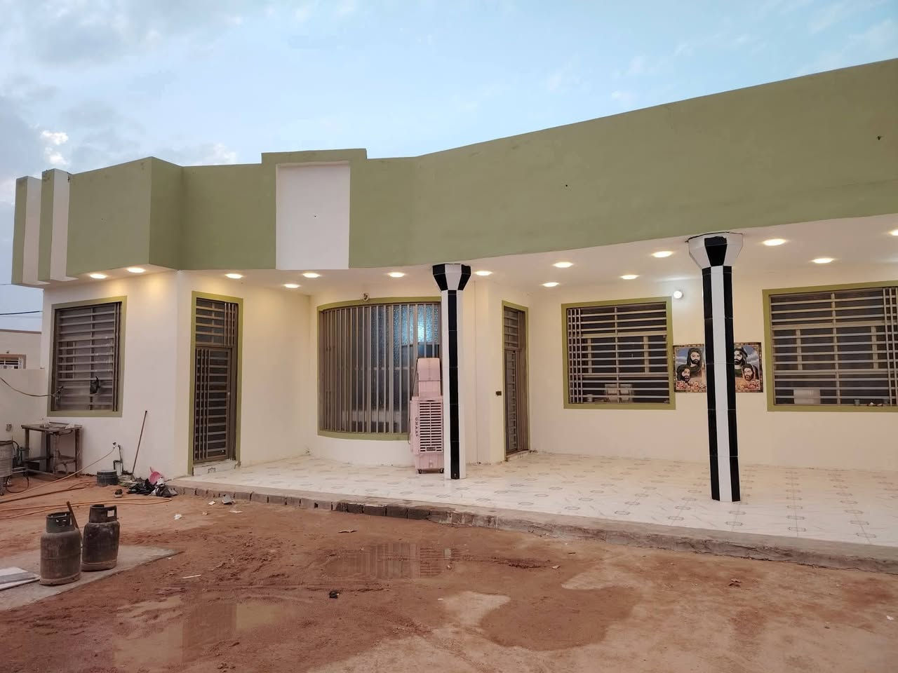 سلام عليكم
بيت للبيع المساحه 1000متر واجه 17نزال60 قريبه على شارع العام تبعد300متر فقط وتبليط لباب البيت كافة الخدمات متوفره كهرباء ماء مولد خط ذهبي مدارس سوق يتكون من
4غرف نوم سويت  4x6
صاله12x5
ومطبخ حار وبار 7x6
استقبال12x5
مجموعه صحيات داخليه
مجموعه صحيات خارجيه
مساحه خلف البيت
وحديقه اماميه وكراج بناء ممتاز درجه اولئ طابوك نهروان صب كونكريت مركزي الاساس والسقف اقرار محكمه مباشر المكان النجف الاشرف شارع كربلاء نجف عامود151
الاستفسار ***********

               ***********
