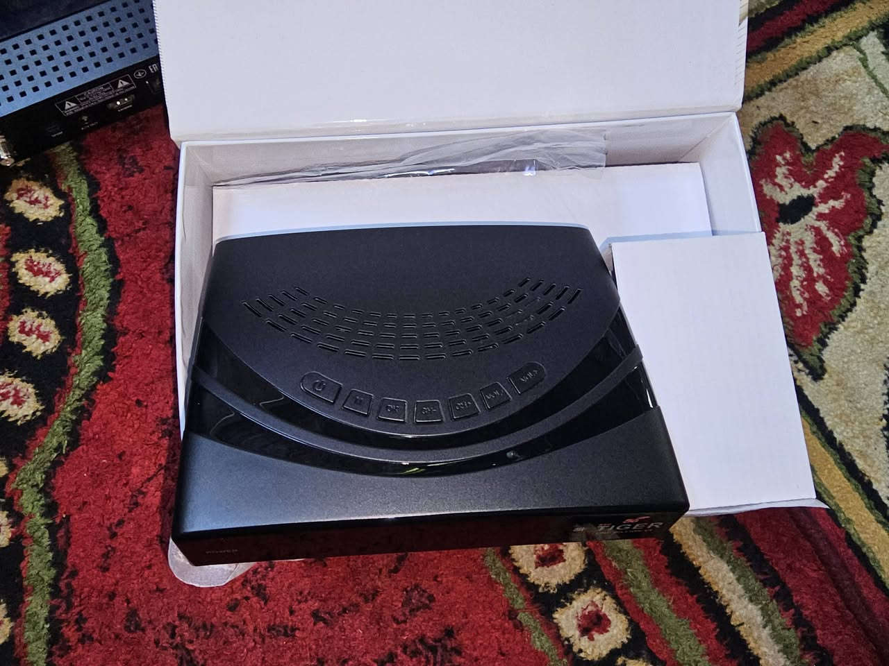 تايكر ون بليون اخو الجديد سيرفر لغايه
شهر ١١ سنه ٢٦ بكامل ملحقاته بيع او مراوس السعر ١٤٠ نهايته 
ايكون ايرون برو بدون كارتونه فقط ريمونت اصلي شاحنه وكيبل بيع او مراوس ١٢٠ الف العنون بغداد يوجد توصيل ***********
