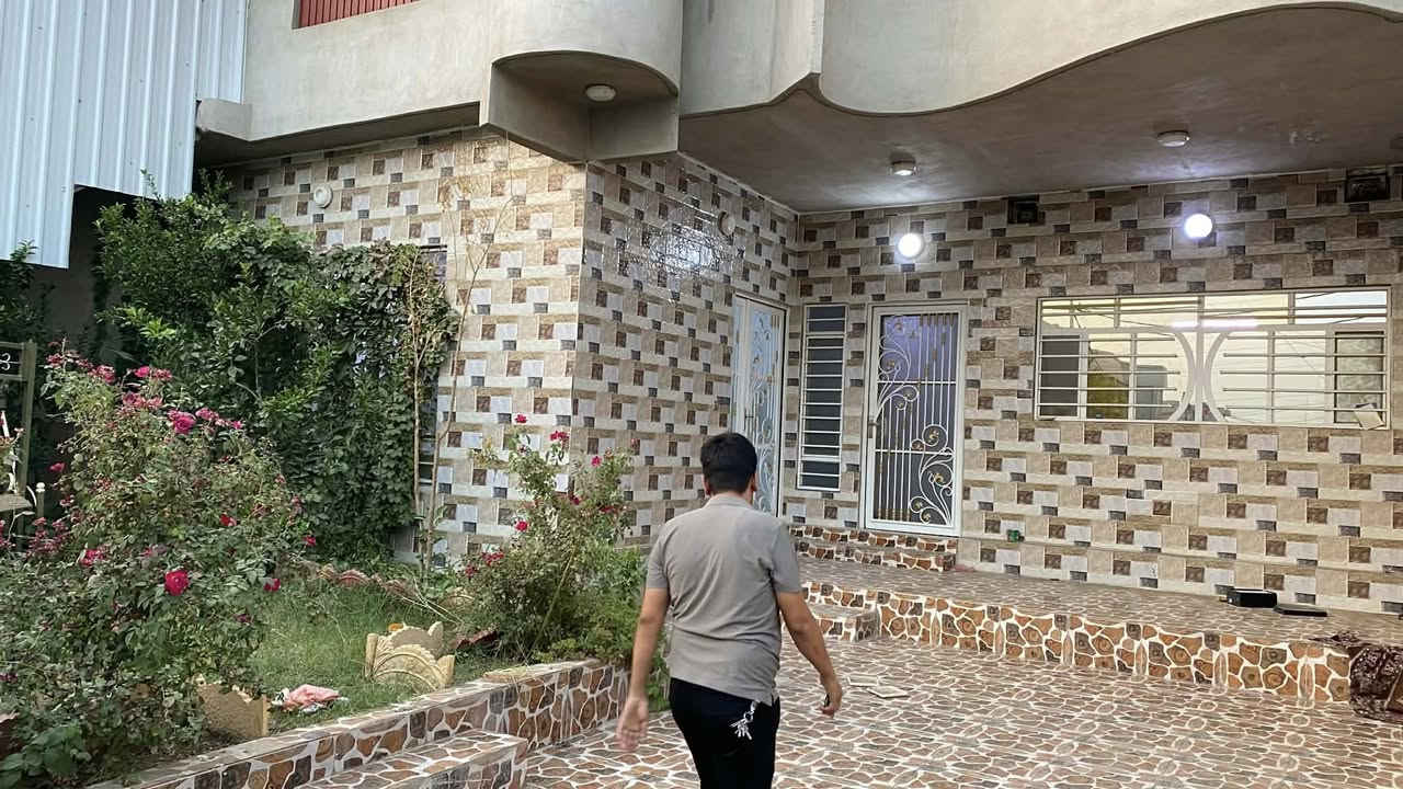 سلام عليكم
بيت للايجار  في حي ملايين الثانيه قرب جامع عادل
مساحه البيت 300 طابقين معزولين 
طابق الثاني مساحه 200 (شقه معزوله)
للإستفسار اتصل ***********
