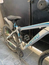 بايسكل جبلي جديد مضموم صارله شهرين يمي مابي ولا عطل مكينه شيمانو 7 سرع...