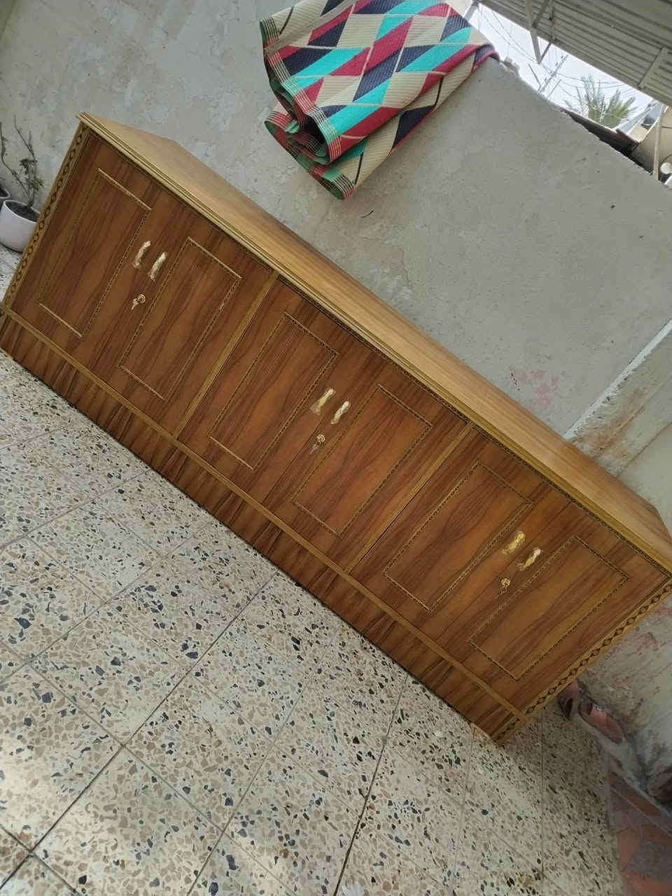 بوفيه جديده حطاطه ما مستخدمه مترتين ونص للبيع السعر 150 بعقوبه التحرير الرقم ***********
