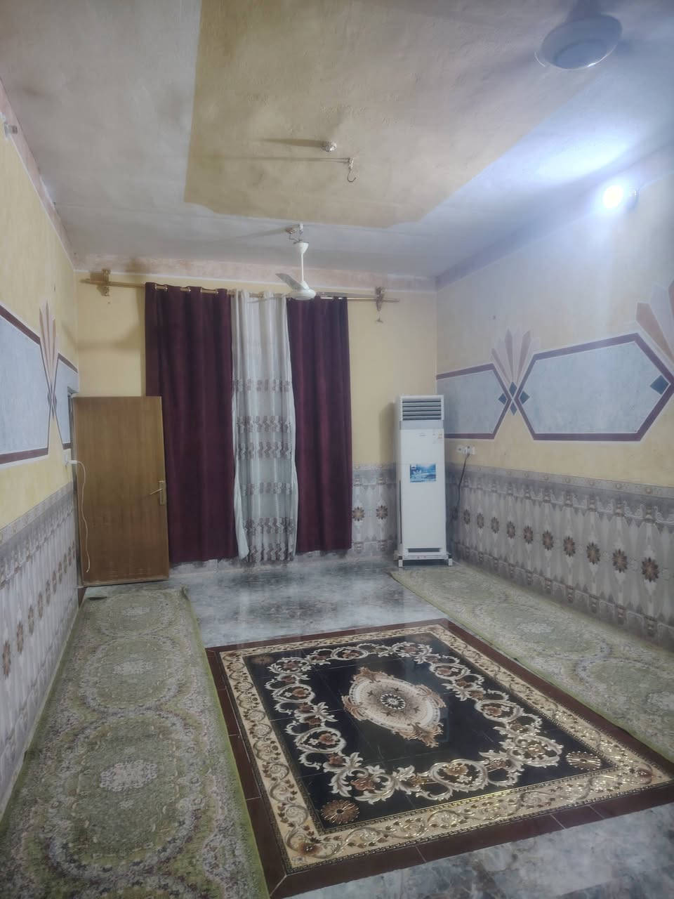 بيت للبيع في حي السلام مقابل مجمع العزه السكني  كامل الخدمات مساحته ٢٠ ٢ هاتف ***********
