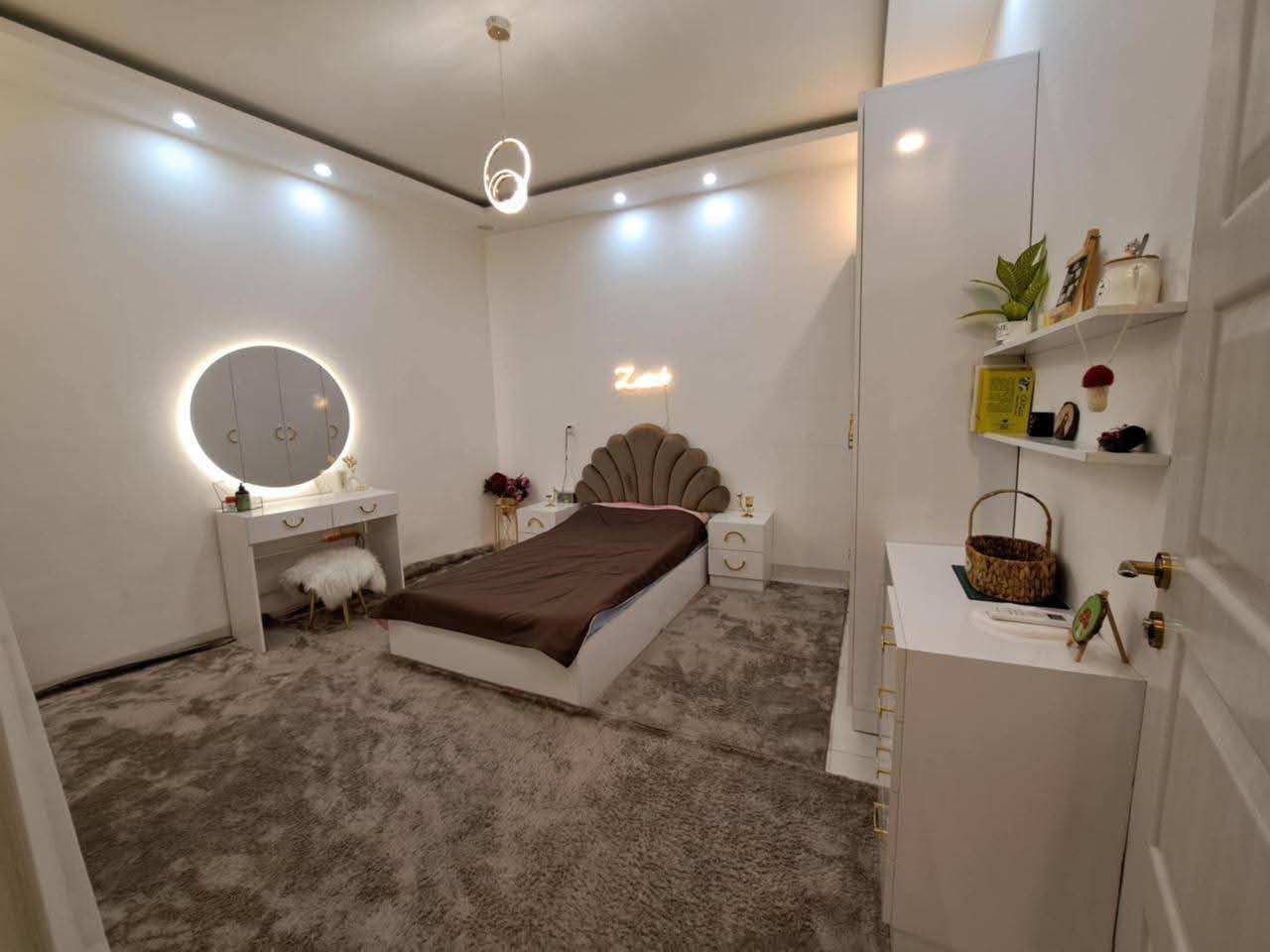 🔹 دار للبيع حي #الوحدة🔹
- بناء حديث 2024
- مساحة الدار: 200 متر 

🏠 تفاصيل الدار:- 
طابق واحد: غرفتين نوم، هول، مطبخ ، استقبال، صحيات ، كراج وبيتونة 
- سند طابو ملك صرف والمكاتبة مع الشرعي
السعر والتفاصيل داخل قناة التلكرام :- 
https://t.me/baet_alhadhara
________________________________________________

للاستفسار:- 
***********
*********** 
مراجعة مكتب بيت الحضارة للعقار سايدين حي الوحدة قرب سانكو مول 2
