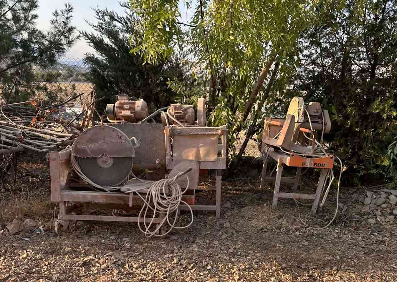 سڵاو بەڕێزان 
کەتەری بلۆک بڕین بۆ فرۆشتن، قیاسی شەست سانتیمی و ناوپڕ دەبڕێت، کارەبای سری فەیس، سێ دانەیە، شوێن سلێمانی، موشتەری تێل بۆ خاوەنی بکە: *********** بغداد, العراق
