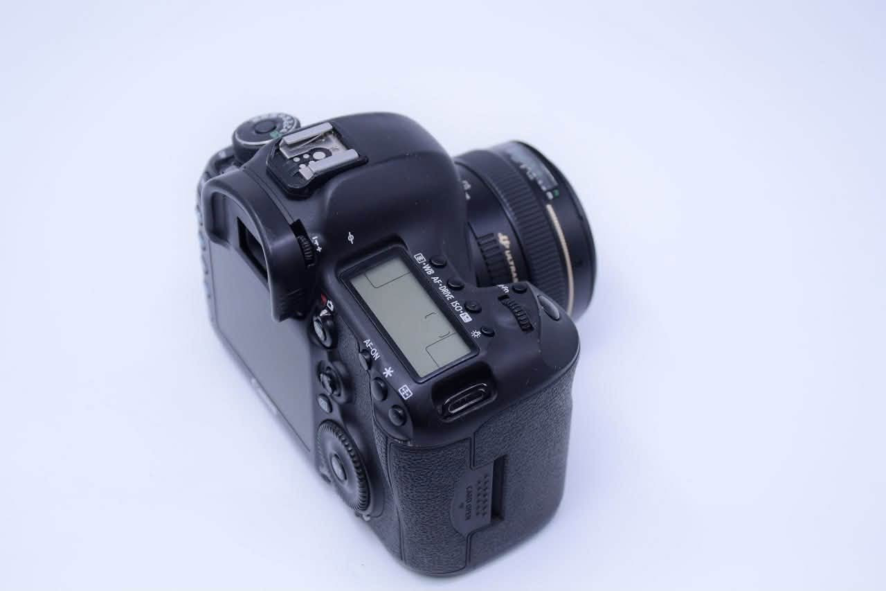 كأمره كانون   (💣 ✨5D-lll 📸💣) نضافه 99/100 كامل ملحقات
مع عدسه 50mm فتحه 1.4
1- رام 32✅
2- حقيبه 💫
3- حزام كتف✅
4- شاحنه اصليه ✅
5 بطاريه اصليه ✅ 
6- توصاله نقل صور ✅ 
توصيل مجاني 💫
الدفع بعد ال فحص و القناعه التامه 
 ***********
