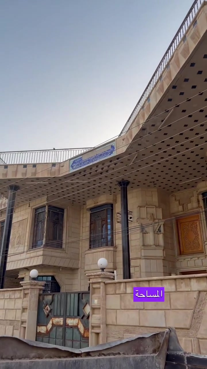 اعلان رقم (١)

بيت مميز للبيع 

📐 المساحة: 520 متر مربع
🏠 الواجهة: 26 متر

الاستقبال الخارجي:

* استقبال خارجي معزول عن البيت بمساحة 12 × 4 متر.
* يحتوي على مجمع صحيات ومجهز بأثاث كامل.

تفاصيل البيت:

* ✅ 9 غرف:
    * 3 غرف في الطابق الأرضي.
    * 6 غرف في الطابق الأول.
* ✅ الطابق الأرضي يضم:
    * مطبخ.
    * صالة.
    * مجمع صحيات.
* ✅ الطابق الأول يضم:
    * صالة.
    * مجمع صحيات.
    * 6 غرف.

✨ بيت واسع بمواصفات مميزة، مناسب للعوائل الكبيرة أو للاستثمار، ويوفر توزيعًا عمليًا ومساحات مريحة

للاستفسار والتفاصيل اكثر تواصل معنا على الهاتف  او الواتساب : 
*********** 📞

