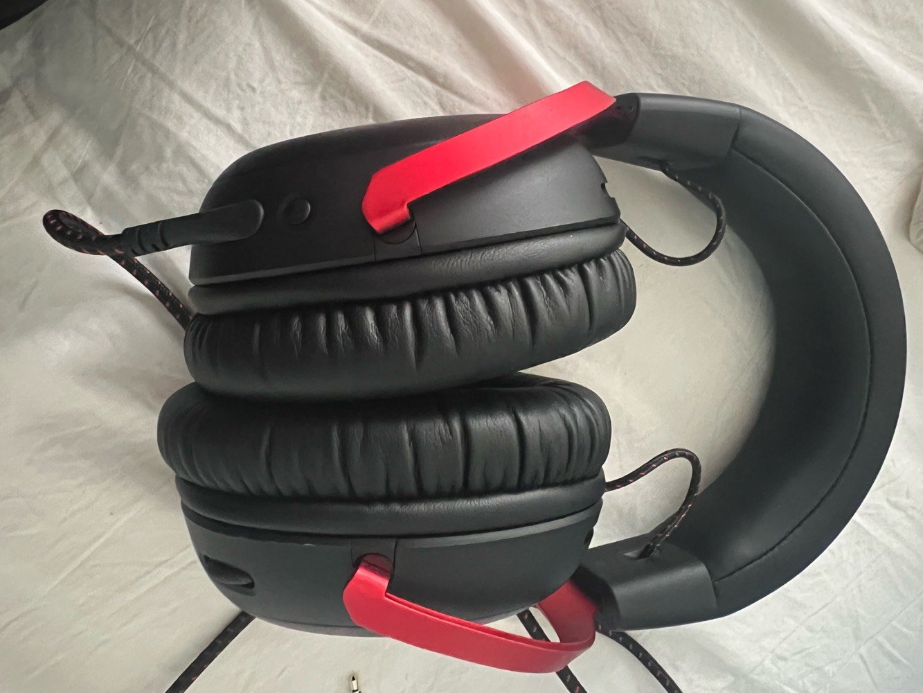 سماعة HyperX Cloud III بحالة ممتازة جدًا، النظافة 100%، استخدام خفيف جدًا وما بيها أي خدش أو عطل.

المميزات:

* صوت قوي وواضح مناسب للألعاب والأفلام والموسيقى.
* مايكروفون قابل للفصل بصوت نقي.
* راحة عالية بفضل وسائد الـ Memory Foam.
* هيكل معدني متين وعمر طويل.
* تعمل على PC / PS5 / PS4 / Xbox / Nintendo Switch / Mobile.

المرفقات:
✅ الكرتون الأصلي
✅ كيبل USB
✅ المايكروفون الأصلي القابل للفصل
✅ جميع الملحقات الأصلية

سبب البيع: عدم الحاجة إليها.

للمهتمين، يرجى التواصل على الخاص
الموقع بغداد
