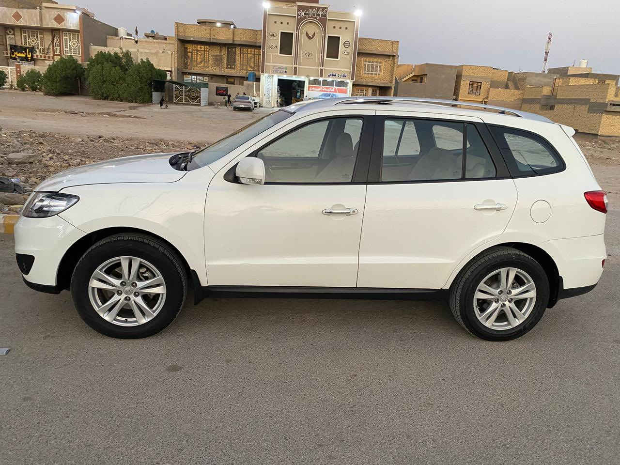 سنتافي للبيع مديل 2010 6 سلندر 7 راكب تبريد 3 قطع فتحه وحساسات وكامره وشاشه كبيره وفور ويل وتحكم ستيرن جهتين بيه وأشاره بالمرايه ومري شفط  3 قطع صبغ بدون حادث فقط شخوط  رقم سليمانيه دولي سنويه لل 2030 وهزه جديده ورقم جديد باسمي   صدر امامي وخلفي جديد وتخم تاير جديد وباتري جديد المكينه خير من الله مكاني واسط الكوت للاستفسار ***********
***********
 السعر 140وبيه مجال حق الجيه
