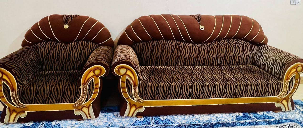 سلام عليكم
عندي تخم قنفاق رئاسي مستخدم للبيع عباره عن اربع كراسات وقنفتين كبار وهاي صورهن مكاني العبيدي سعرها 400 وبيها مجال او تواصل على الواتساب ***********
