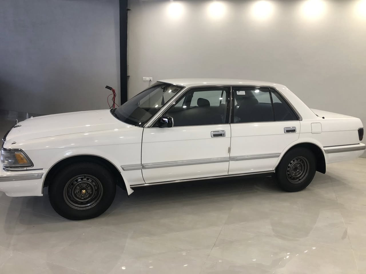 سوبر صالون موديل1990 رقم نينوى دولي ماشية130 الف كيلو على وضع الشركة اخت الزيرو وكما موضح بالصور والفديو السعر175$ وبيها مجال بسيط مكان السيارة اربيل الاتصال بالرقم***********/والف هلا بالرغابة❤️❤️
