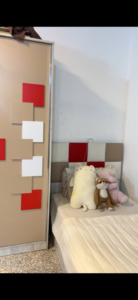 غرفه مودرن عدد 2 متكونه من سرير وكنتور جهتين جهه رفوف وجهه مكان تعليكات مع رف واحد من فوق 

وغرفه خشب متكون من سرير وميز ٣ خانات خانتين رفوف 
(الغرف نظيفه مع الفراشات لان تصميم خاص الهن ) 
سبب البيع تغيرر الاثاث

السعر بي مجال


**إذا كنت صاحب هذا الإعلان وتريد حذفه لأي سبب، رجاءا أرسل رسالة إلى الدعم الفني**