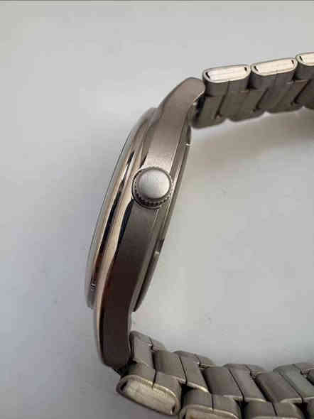 ساعة Elgin Titanium Solar Drive
اصلية مستعملة بطارية وتشحن بالطاقة الشمسية او اي مصدر ضوء  تيتانيوم بالكامل السعر 75$ 
المهتم يتواصل على الخاص او واتساب *********** يتوفر توصيل كل العراق بغداد
