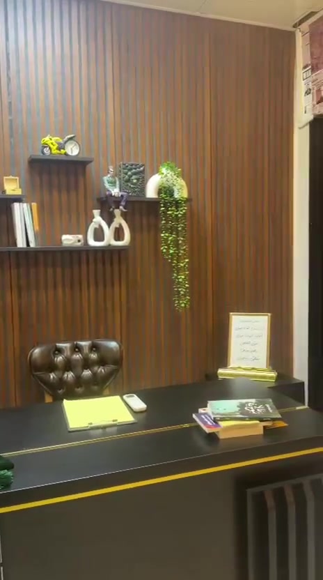 ميز مكتبي جديد
***********
عنوان صليخ
