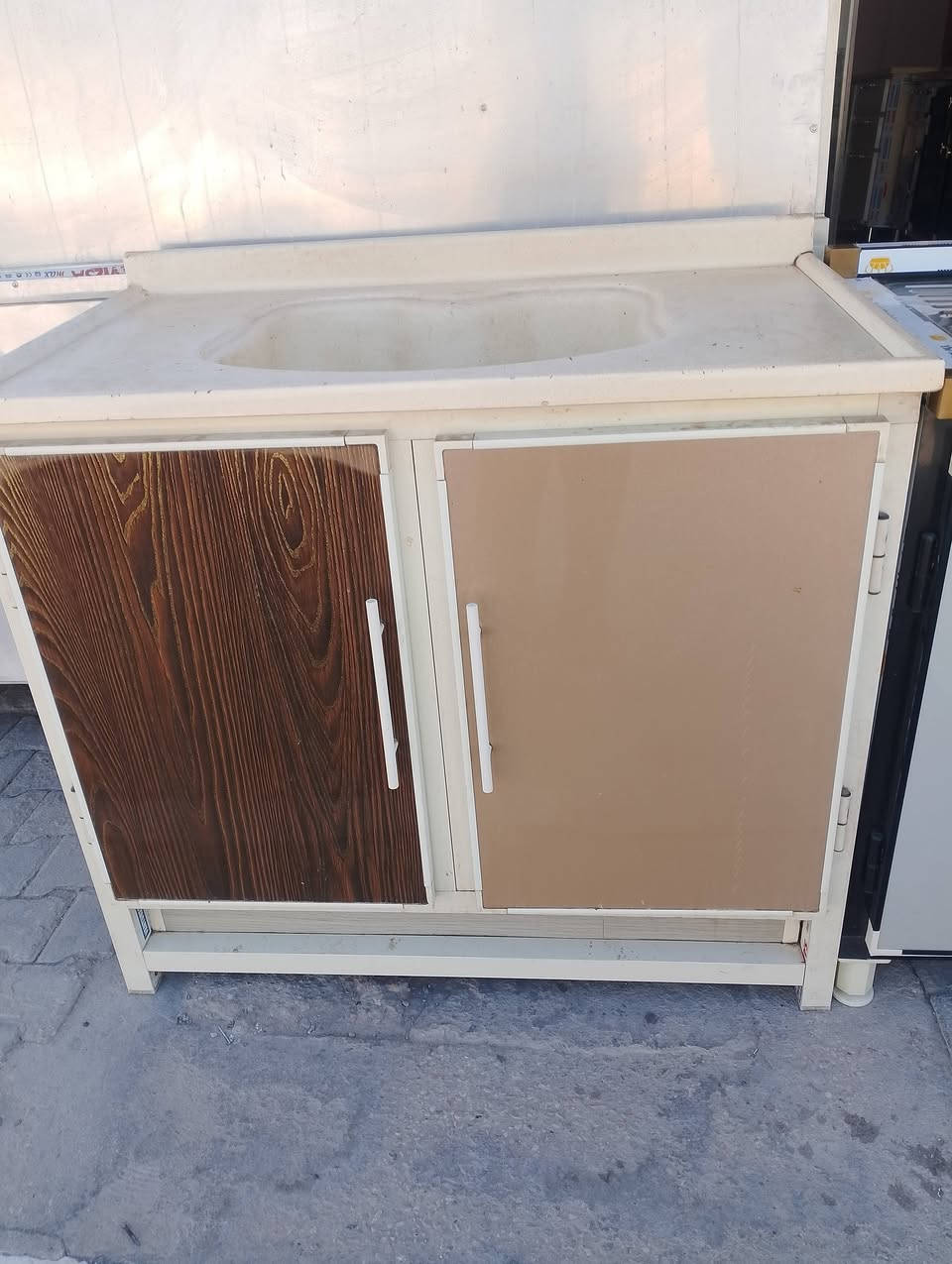 سلام عليكم كاونتر مترين+سنكي مرمر متر تزكام مستعمل شي قليلن نضيف جدا جدا سعر 350وبي مجال كربلاء حي العسكري لعابد ومقابل مستوصف ***********او***********
