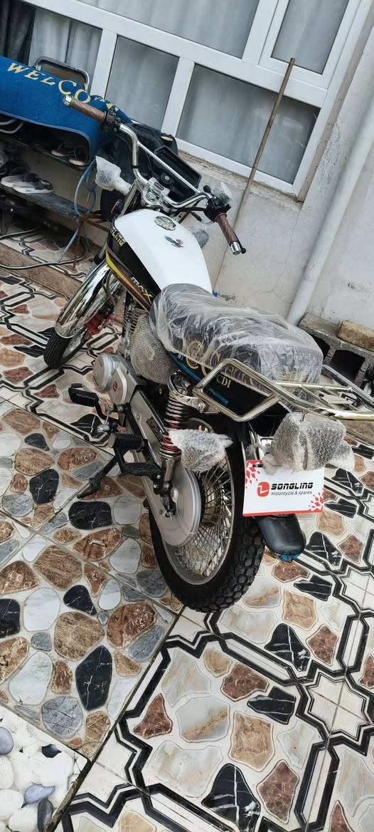 سلام عليكم شباب دراجه للبيع بعده جديد موديل 2025 اربعه كير الي شراي يجي بدون ماتكسر بالسعر  وسعرها 625بي مجال حك الجايه رقم موبايل اتصال ***********
