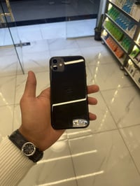 للبيع ايفون ١١ عادي مستخدم  نضافة عالية جدا ٩٨٪؜ بطارية 82 الجهاز بلاد...