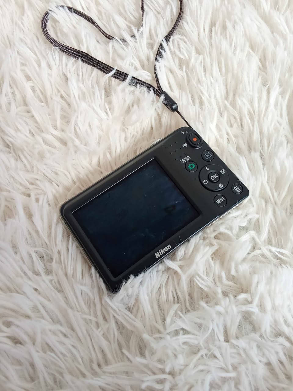 هذه الكاميرا هي كاميرا نيكون الرقمية طراز Nikon COOLPIX A10. 
مواصفاتها: 
الدقة: 16.1 ميجابكسل.
التقريب: زووم بصري بمقدار 5 أضعاف.
الشاشة: شاشة LCD بحجم 2.7 بوصة.
الأوضاع: وضع تلقائي سهل لالتقاط الصور كركوك, العراق


**إذا كنت صاحب هذا الإعلان وتريد حذفه لأي سبب، رجاءا أرسل رسالة إلى الدعم الفني**