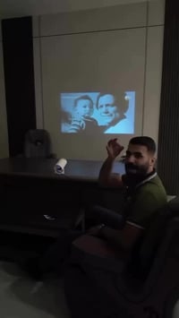 بروجكتور بدقة Full HD 1080P مع دعم فك تشفير 4K السعر 60 الف والتوصيل م...