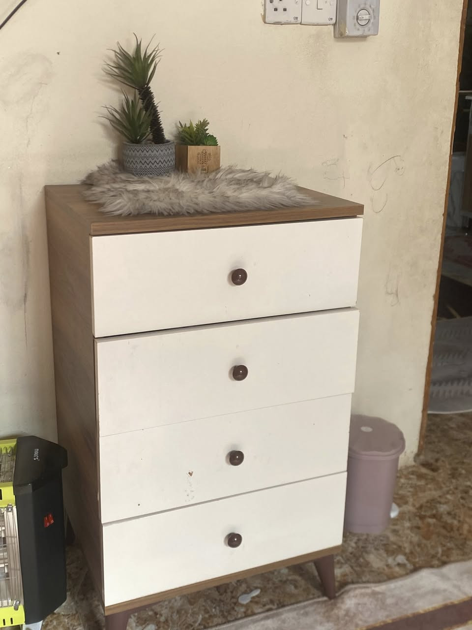 غرفه نوم للبيع معروضه امامكم بالصور السعر 700 الف قابل للتفاوض الي يحب  او قريب يراسلني خاص ويجي يشوفه مكاني التحرير قرب مدرسه سوريا


**إذا كنت صاحب هذا الإعلان وتريد حذفه لأي سبب، رجاءا أرسل رسالة إلى الدعم الفني**