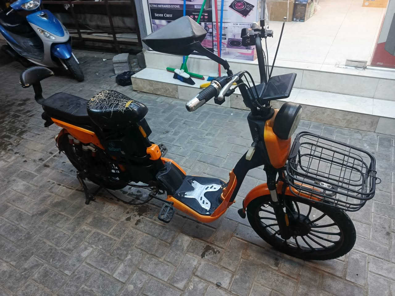 سلام عليكم دراجة شحن البيع 200 بيها مجال ***********
