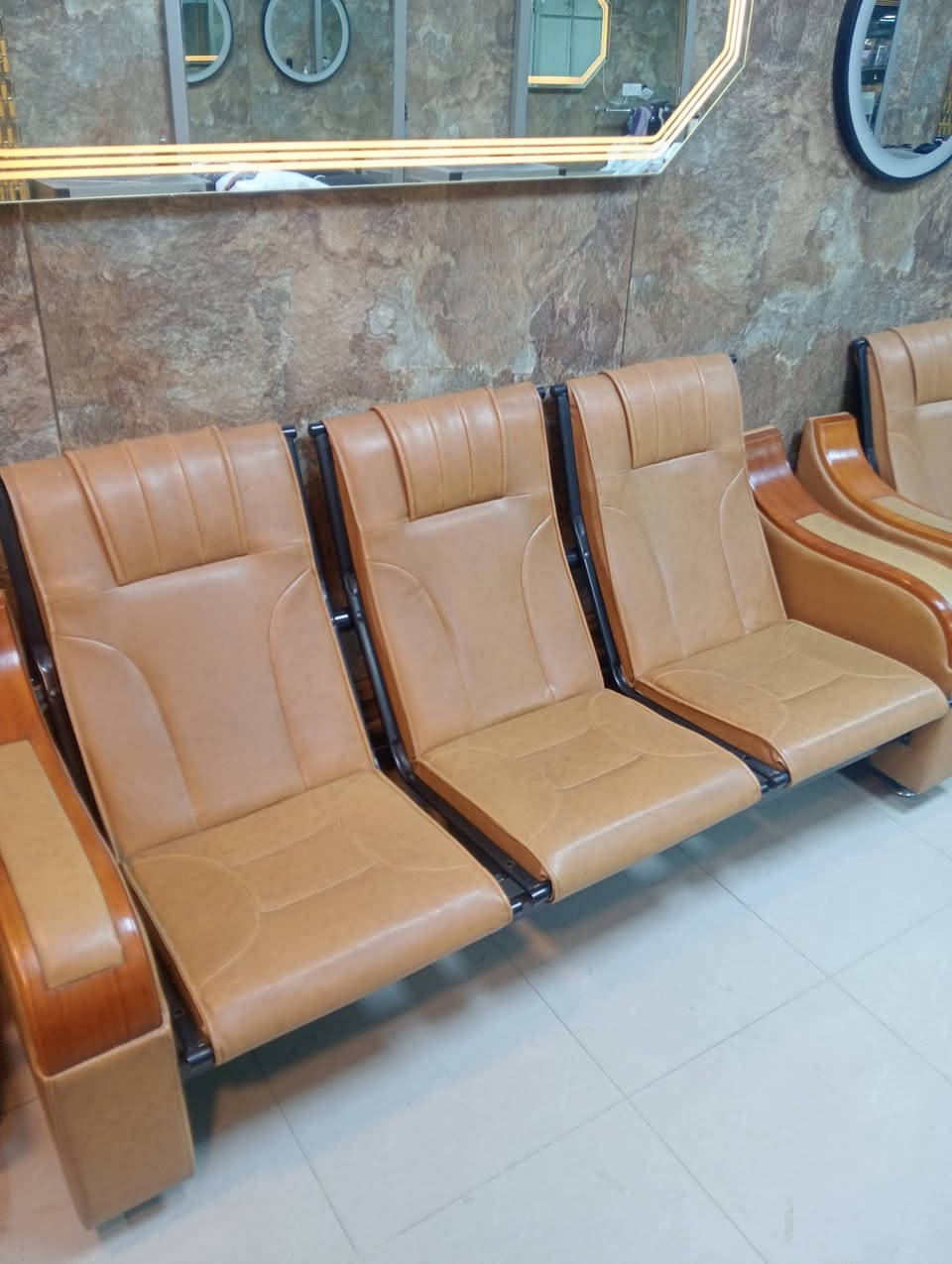 سلام عليكم 6 مقاعد جلد فول نظافه للبيع مكان بغداد الجديدة المشتل ***********
