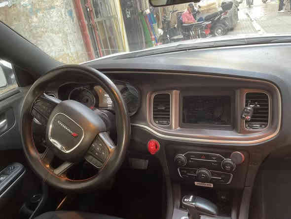 سم الله. جارجر للبيع. ٢٠٢٠ رقم اربيل  سعره ٢٥٥  بيه مجال بصيط بسمي. سنويه جديده هزه جديده ماشي ٣٩ الف.  خليجي وكاله هارلم. بيه بس جاملغ عكس سايق. صور طخه موجوده مو حادث لا طخه صغيره. بغداد باب المعضم ***********.باقي تفاصيل معروفه
