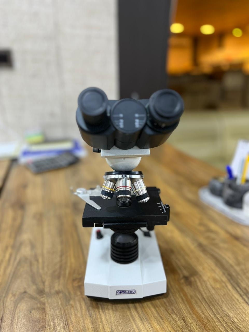 يتوفر لدينا ميكروسكوب GAMP group
ميكروسكوب مخبري عالي الدقة يُستخدم لفحص عينات الدم، البول، البكتيريا والطفيليات.
مزود بعدسات تكبير متعددة لرؤية الخلايا والتفاصيل الدقيقة بوضوح.
مناسب للمختبرات، العيادات، والمراكز التعليمية.

لمزيد يرجى مراسلتنا او التواصل على الرقم واتساب 
***********
