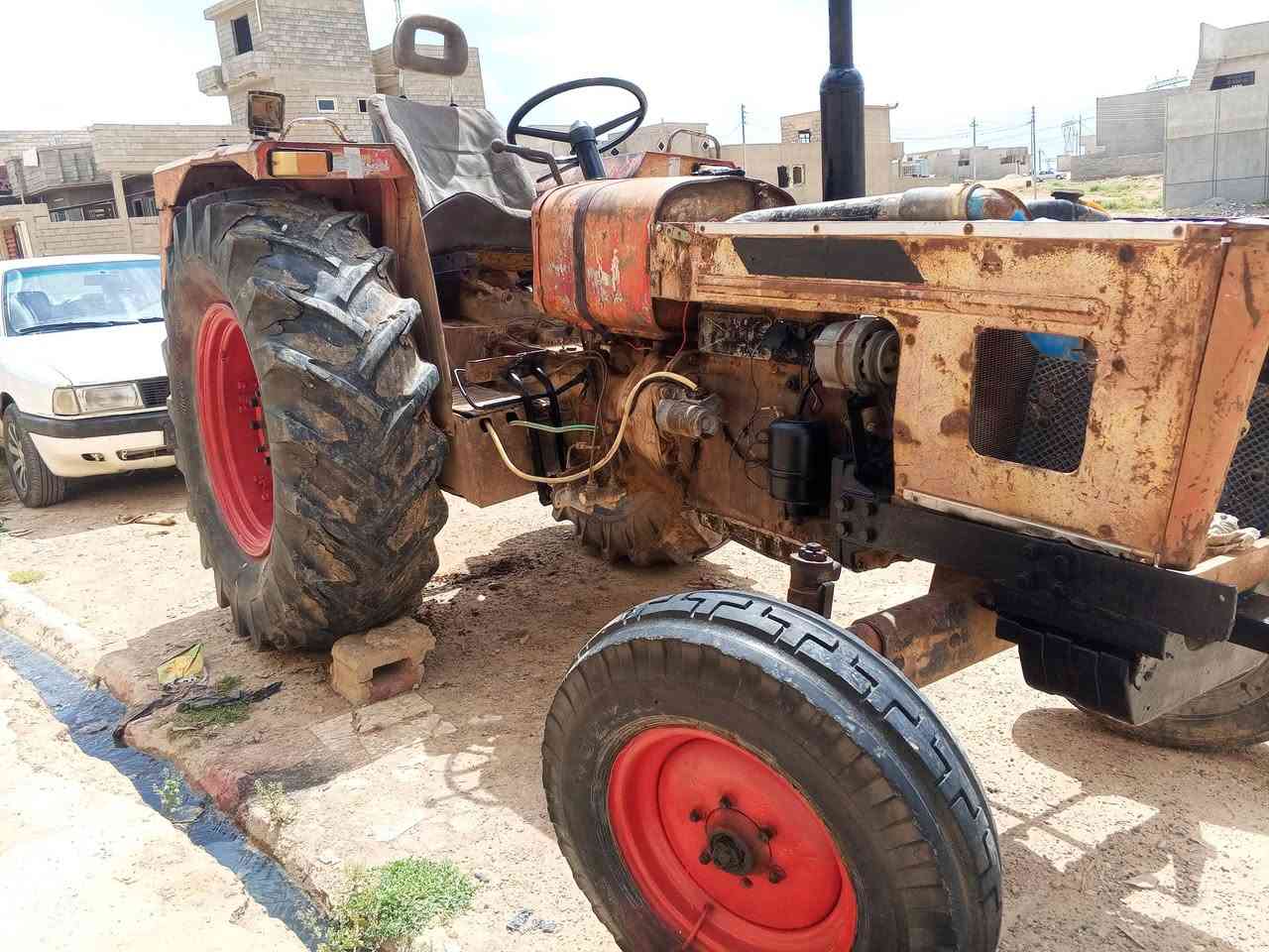 عنتر اللبيع موديل 82 حجم 71 مكينتو فول تركتر نضيف كدام العين المكان موصل حي العبور تركتر جاهز رقم بي   سعر مناسب  ***********
