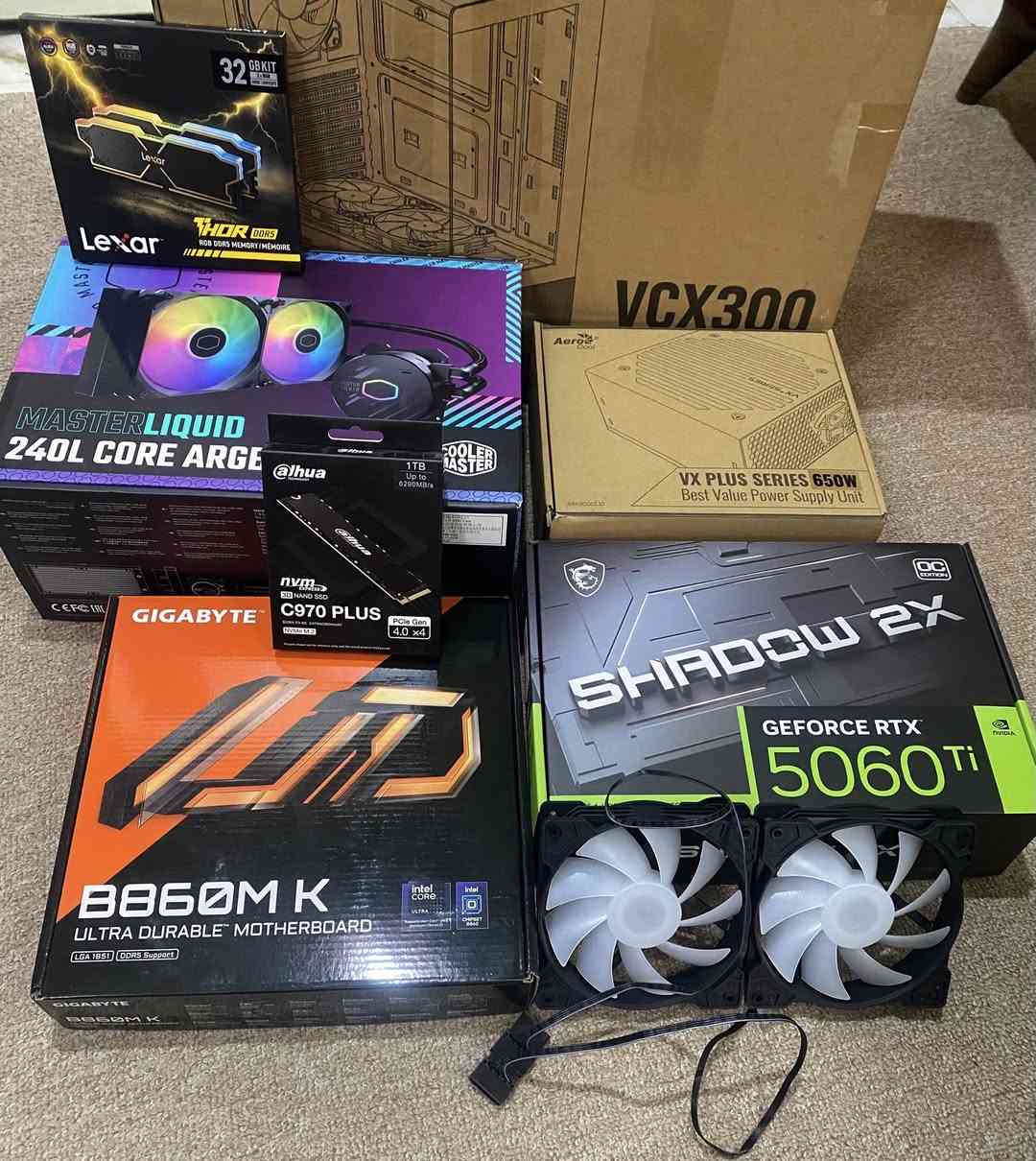 السلام عليكم

PC i5 _14400F  RTX 5060ti 16GB 
‏

كرت شاشة: MSI GeForce RTX 5060 Ti Shadow 2X

رام: Lexar THOR DDR5 RGB 32GB Kit
 

مذربورد: Gigabyte B860M K

SSD: Dahua C970 Plus NVMe M.2 512GB

تبريد مائي: Cooler Master MasterLiquid 240L Core ARGB

باور سبلاي: Aerocool VX Plus 650W

كيس: Antec VCX300
 مراوح RGB إضافية 

السعر 1,950,000

شاشه كيمنك  ‏MSI Modern MD342CQ

دقة UWQHD (3440×1440)
معدل تحديث 120Hz
شاشة منحنية انحناء 1800 
سماعات مدمجة
تدعم KVM
34 بوصه

السعر 425,000

UPS Rising
2000VA

السعر 75,000

كيبورد ألعاب Redragon SHIVA RGB
إضاءة RGB
مخصص للألعاب + مسند يد
أزرار ماكرو

ماوس ألعاب Redragon Ranger Lite
  8000 DPI
إضاءة RGB

سعر كيبورد والماوس 60,000

شباب كل هذني الغراض الكيس والشاشه والماوس والكيبورد وال UPS مشتريهن قبل شهرين ب تاريخ 2026/1/6 مع الوصولات والضمان سنه لكل قطعه بيهن من شركه (الإتيان) الي صايره ب شارع الصناعه 

ال PC طول الشهرين ما مستعمله 10 ايام وهواي عليها 10 ايام جديده 100% 
كلفتني 2,950,000 
واذا تاخذهن كلهن كل الغراض انزلك من السعر اكدر شويه

مكاني بغداد


**إذا كنت صاحب هذا الإعلان وتريد حذفه لأي سبب، رجاءا أرسل رسالة إلى الدعم الفني**