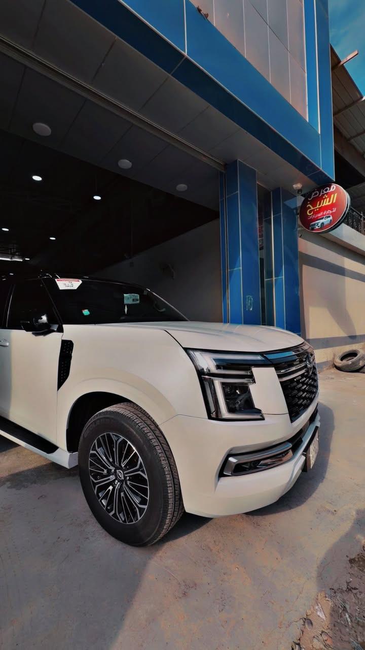 السلام عليكم 
للبيع 
نيسان باترول بلاتينيوم 2025 
بعدها بالضمان 
مغلفه ppf 
ومغلف القماره اسود ppf مسويها تو كلر 
السياره فول مواصفات 
معروفه مواصفات البلاتينيوم 
داخل احمر 
رقم اربيل 
مضلله بالسنويه 
ضمان شركه السور نيسان 
ماشيه 8 الاف فقط 
العنوان زيونه 
***********
