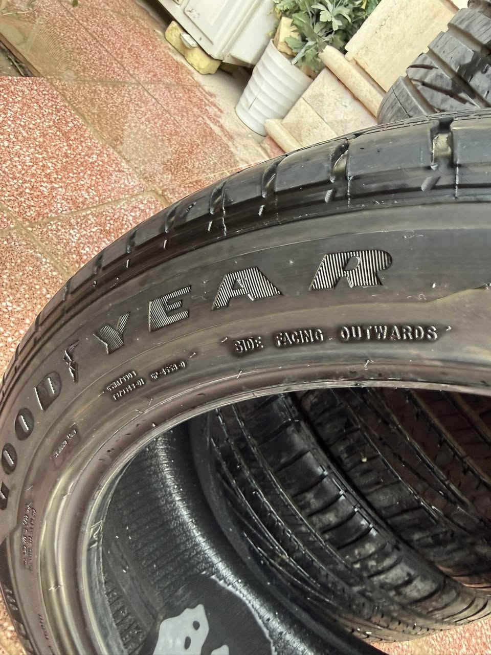 السلام عليكم 

للبيع تخم  تاير Good Year  اصدار   Eagle RS A علامة النسر صناعة أمريكية
انتاج 2023 
قياس  245/45ZR20 
رياضي ابو الحافة البارزة شلته من سيارة جالنجر دخول جديد لان بدلت تخم ويل كامل التاير جديد كلش و مابيه اي عيب او خلع شرط الفحص  
للبيع بسعر ٢٥٠ و بيه مجال بسيط 
للاستفسار 
***********
***********
