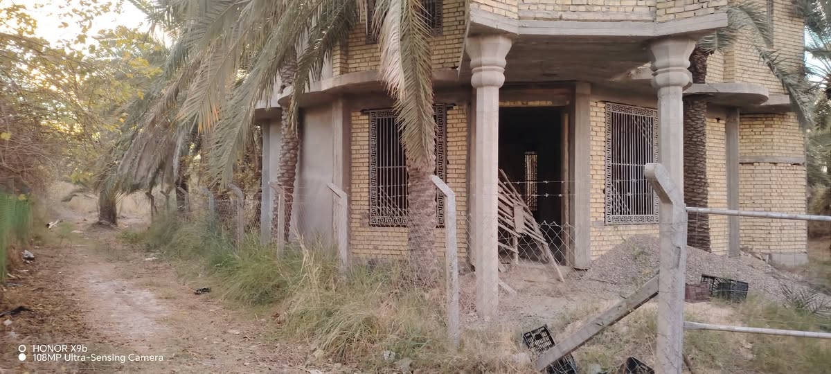 السلام عليكم بيت للبيع وحديقه كبيره سند ٢٥  كما موضح بالفيديو مساحه ٦٢٥ متر ٢٧ نخله مثمره للاستفسار أكثر اتصل على الرقم *********** ما اجاوب على التعليقات
