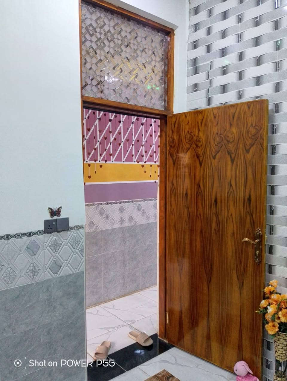 السلام عليكم بيت للبيع مساحه 100 متر يحتوي على غرفة وعلى صاله منفتحه مع المطبخ واستقبال صحيات خارجيه وداخلية الموقع :زين القوس شارع سيد يعقوب قبل نهاية الشارع بناء حديث  ***********
