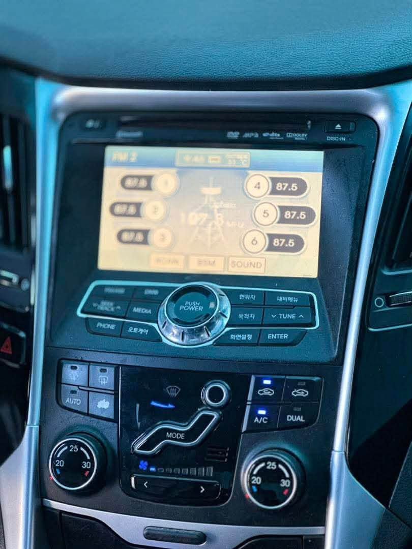 🚘 HYUNDAI SONATA — هونداي سوناتا 2012
درجة أولى أصلية 🔥
اللهم بارك لا قوة إلا بالله 🤍

━━━━━━━━━━━━━━━━━━

⭐️ النوع: هونداي
⭐️ الفئة: سوناتا
⭐️ الموديل: 2012
⭐️ اللون: رصاصي 🥇
⭐️ المحرك: 2.0 الدار ✅
⭐️ المسافة: 152 ألف كم
⭐️ القير: أوتوماتيك ✅
⭐️ الوقود: بنزين ⛽️
⭐️ طريقة الدفع: كاش 💰
⭐️ الطلاء: لا يوجد ☑️
⭐️ الحالة: ممتازة — درجة أولى عيب لا ✅

━━━━━━━━━━━━━━━━━━

🌟 المواصفات والمزايا:
بصمة تشغيل ✅
بصمة في الأبواب ✅
شاشة عرض ✅
كاميرا خلفية ✅
تبريد وتسخين في الكراسي ✅
كرسي كهربائي ✅
صالون جلد أكحل لامع ✅
ديسكو 17 ✅
سيرية إطارات جديدة ✅
مقابض كروم ✅
تدفئة في المقاعد الأمامية والخلفية والمقود ✅
ذاكرة تخزين في المقاعد الأمامية ✅
نظام اقتصاد الوقود ECO ✅
مرايات كهربائية + فليتشة في المرايات ✅

━━━━━━━━━━━━━━━━━━

✅ محرك وكمبيو: 10/10
✅ الكربون: موجود وبالكشف 🔥
✅ خالية من: القص والقشرة والتشطيب
✅ العيوب: لا يوجد بإذن الله 💯

━━━━━━━━━━━━━━━━━━

📞 للاستفسار: 0914935395

━━━━━━━━━━━━━━━━━━

الصفحة غير مسؤولة عن أي اتفاق أو ضمان أو التزامات بين الطرفين، ودورها يقتصر على نشر الإعلانات فقط.
نسأل الله التوفيق للجميع في البيع والشراء.


**إذا كنت صاحب هذا الإعلان وتريد حذفه لأي سبب، رجاءا أرسل رسالة إلى الدعم الفني**