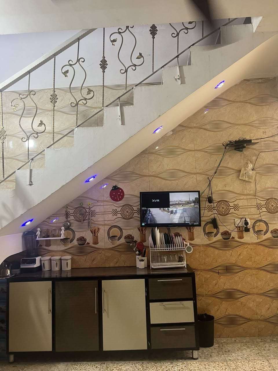 السلام عليكم نص قطعه خلفيه للبيع شعله / ام نجم طابو صرف كاظميه طابق واحد بناء سنه2022 كامله موقعها مميز قريبه علنهر بصفها قطعه مال ناس مسافرين عايفيها اني مسيجها من ظمن بيت بس هي موالي مال ناس بس تاركيها للزمن بيها  كراج +حديقه+نافوره سعر 79 رقمي ***********
