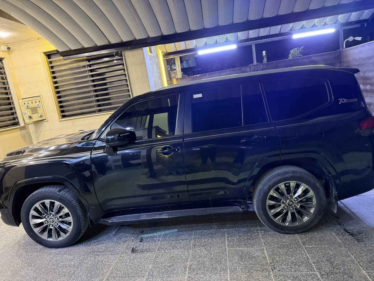 السلام عليكم للبيع لاندكروزر موديل 2022 ساز اصلي رقم بغداد ب اسمي ماشي 49 الف حقيقي
سيارة مغلفة PPF اصلي حتى الجامة الأمامية مغلفة 

سيارة بيها فقط باب خلف الصدر تطبيك من الشركة باقي سيارة مكفولة من الفتح و الصبغ و البارد و التبديل و حتى الدعاميات مكفولة 

مواصفات السيارة بصمة و فتحة و كشنات جلد و كهرباء و تبريد و 3 شاشات تطبيق و كامرة خلفية و تشغيل عن بعد و مري قلاب و مري شفط و حساسات امامية و خلفية باقي مواصفات المعروفة 

مكان السيارة بغداد 

رقم الهاتف ***********
