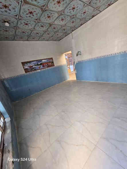 بيت لبيع بشارع المطار القديم المساحه ٢٠٠متر يحتوي على غرف٢ وصاله ومطبح وستقبال  وصحيات ومطارمه وحديقه السعر ٤٨وبي مجال مكتب بركات ام البنين قرب اسواق فدك مقابيل شارع السبيس للستفسار ***********
