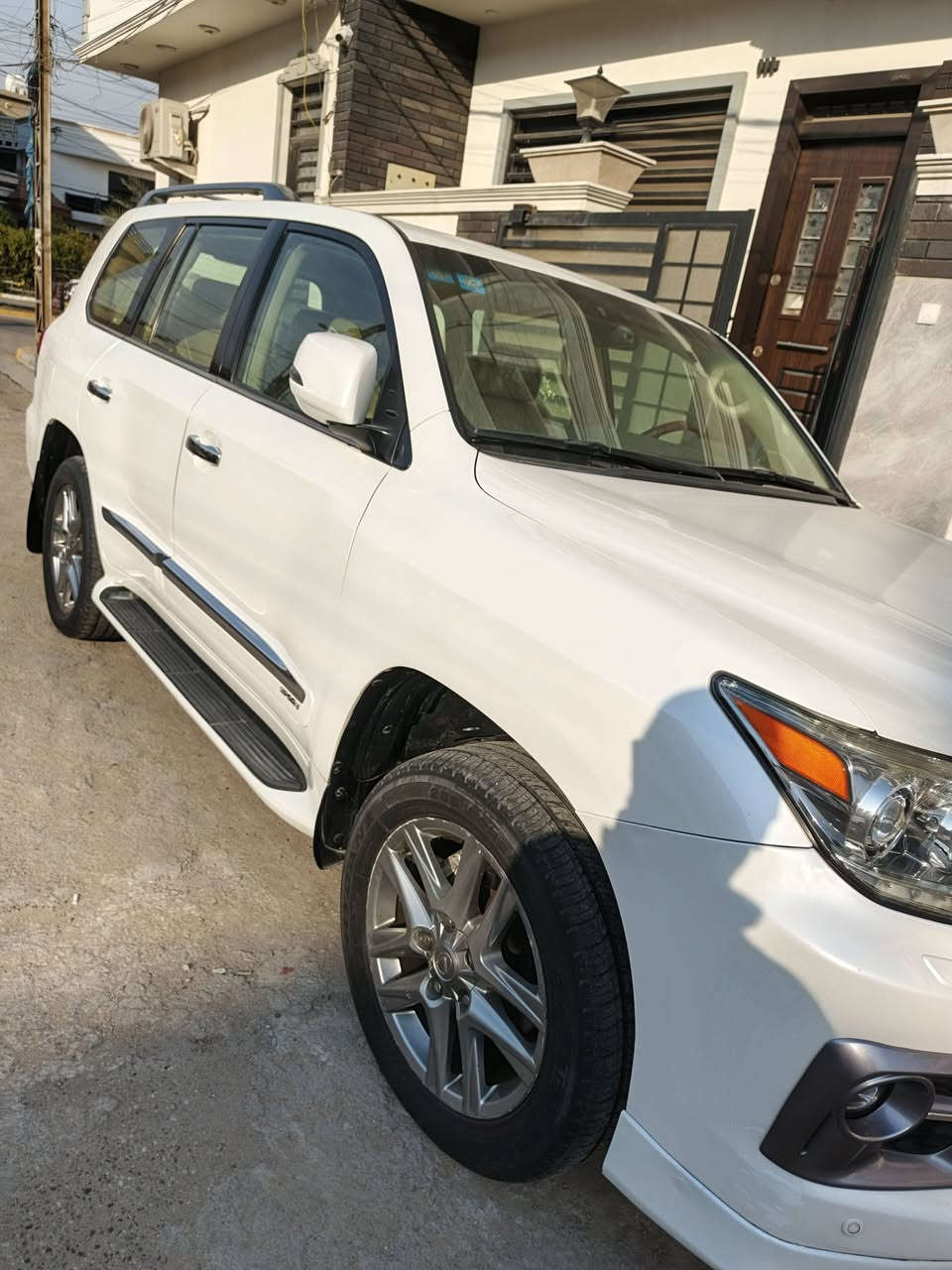 السلام عليكم لاكزز خليجيه بغداد أبيض موديل٢٠١٣ بدون صبغ  السيارة جديده شاشات فول جلد السعر ٤٠ هاتف***********
