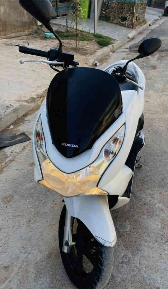 دراجةPCX  الجيل الاول ياباني أصلي حرف (A) مكينة 150 شوته طويلة كفالة محرك كفرات بلادية  اللون ابيض  حساس ازدحام حساس إستان جانبي( الصفح)  كله شغالة زوج تايرات جدد  تبديل دهن جديد بانزين محسن  الدراجة حاليا ماشية ٣٠ ألف السعر ١٣ $ وبيه مجال بسيط المكان ديالى بعقوبة المركز
***********
