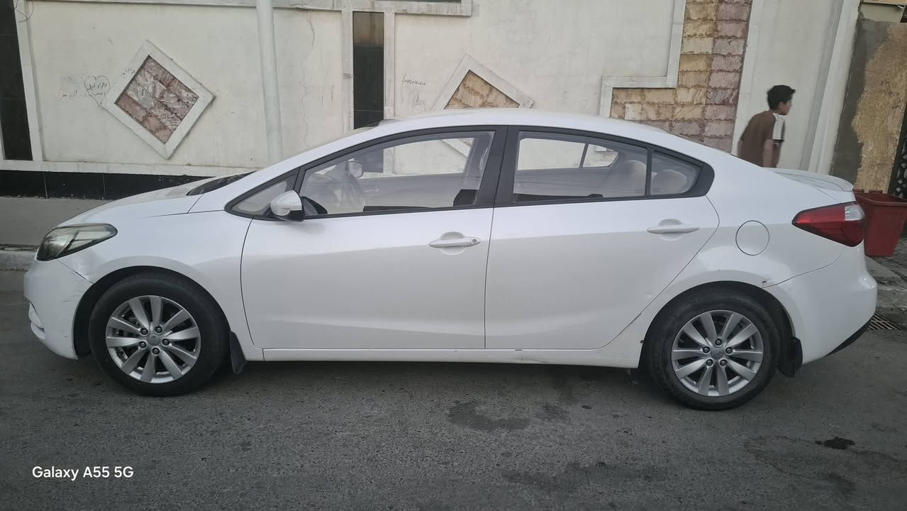 السلام عليكم 
سيراتو 2016
محرك 1600
بإسمي تحويل مباشر
لا صبغ ولا معجون فيها الجاملق الايسر فيه طخة قليلة بدون تصليح مبين بالصور 
 فيها سونر معروض مع صورها 
سعرها:130$
مكاني الحبيبية.

***********
