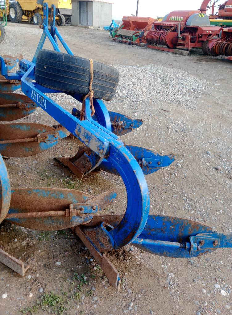 سێ گاسنی تورکی ایدن بۆ فرۆشتن رقم 14 مودیل2015سحری هەرزانتری لە هەموو عیراق شوێن قەزای بردرش رقم ***********  ***********
