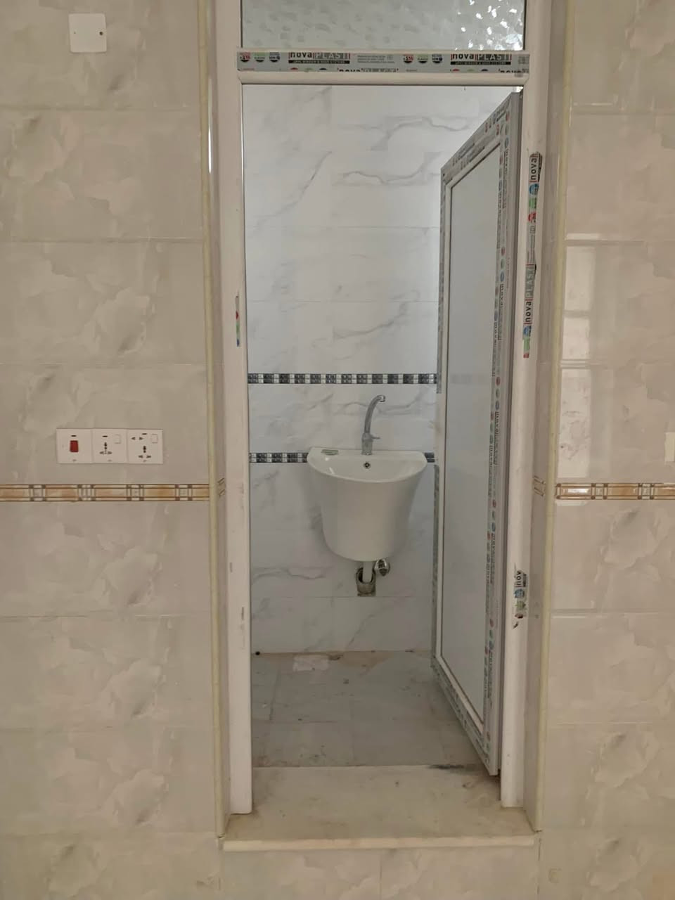 السلام عليكم 
يوجد مشابل طابق ثاني للإيجار  ١٢٠ متر غرفتين نوم  ومطبخ وصالة واستقبال ومجمع صحيات بناء حديث يقع في شارع الملا زين القوس 
يوجد بالمشتمل مطور ماء ، سخان جديد ، سنك في المطبخ ومغاسل في الصحيات .
علمان ان الطابق اول هي محلات وليس سكني. 
المطلوب عائلة صغيرة للاستفسار ***********
